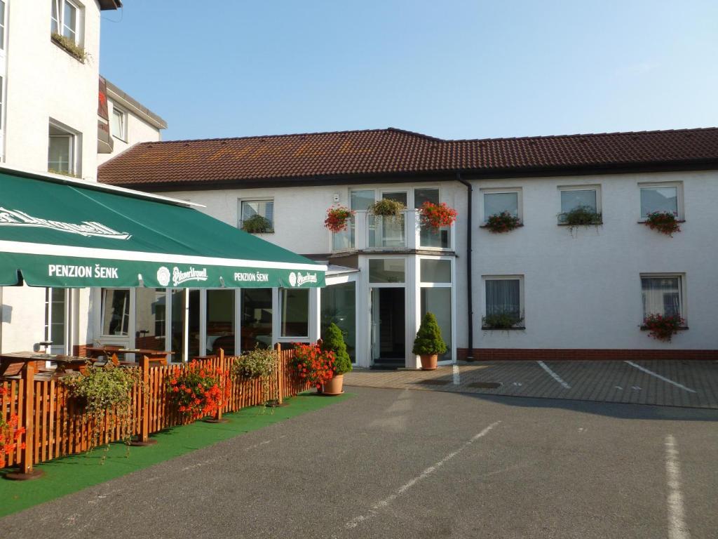 Penzion Senk Pardubice Hotel Exterior photo